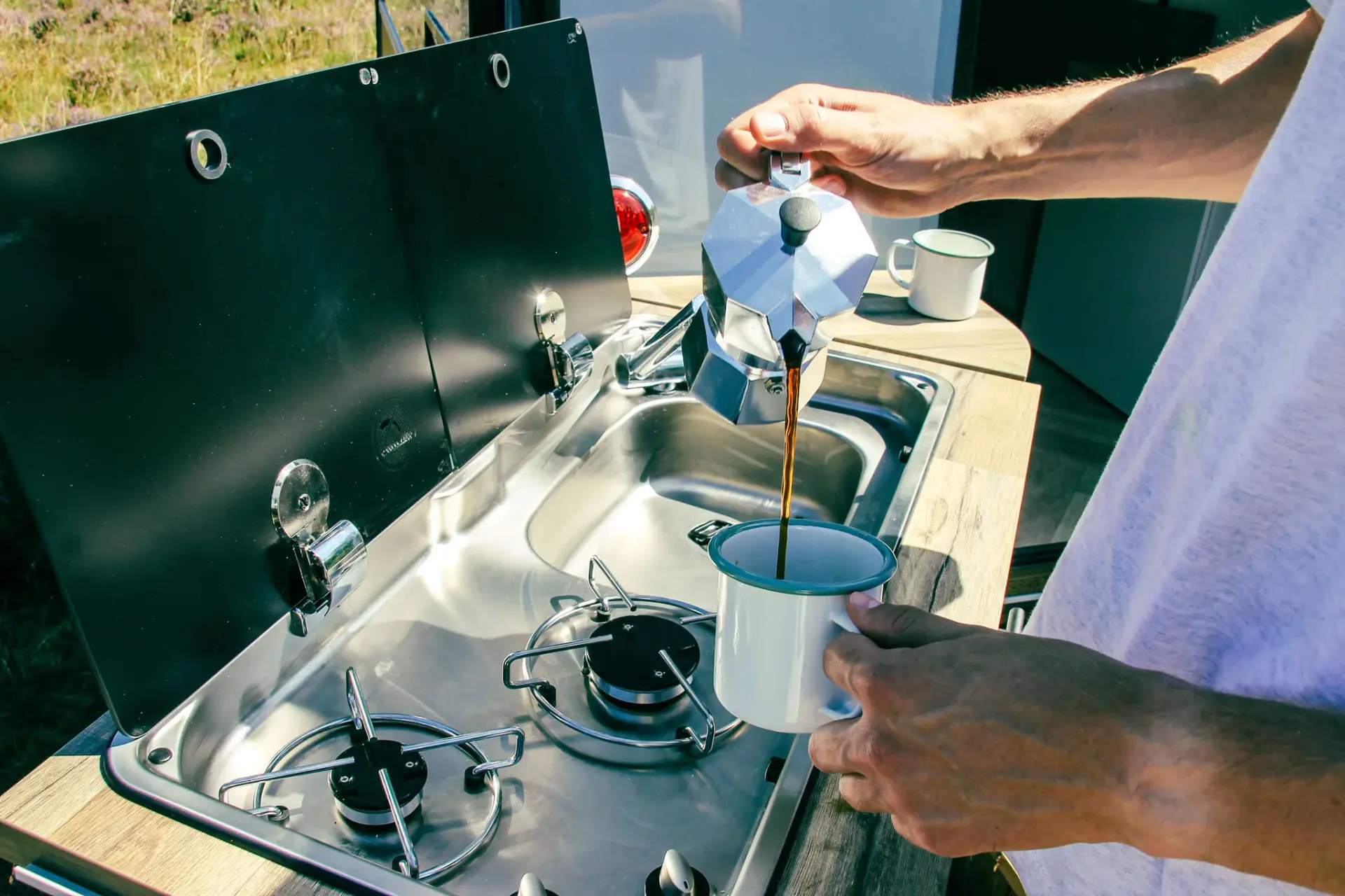 Kleine caravan met buitenkeuken