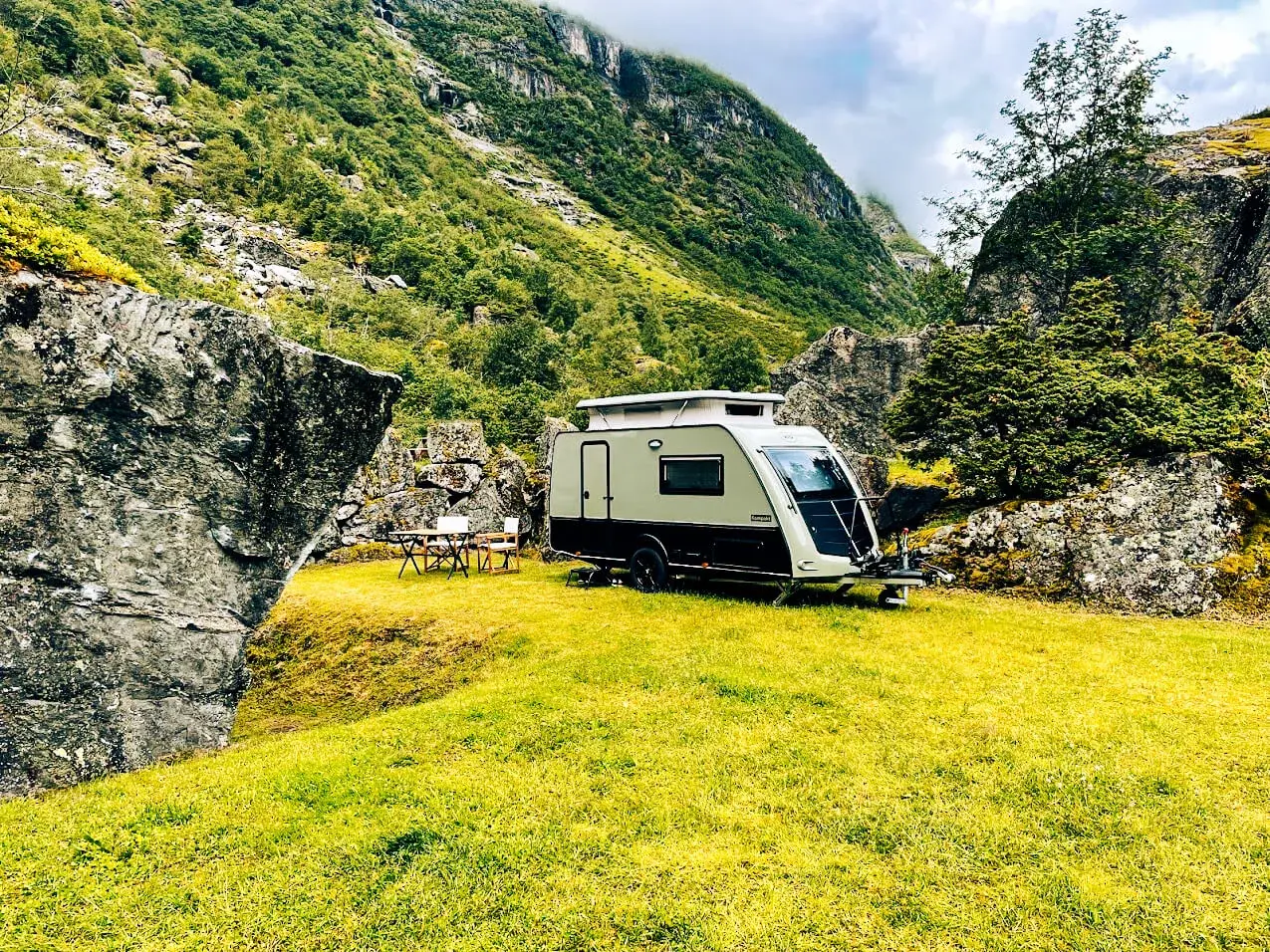 Kompakt caravan in de bergen