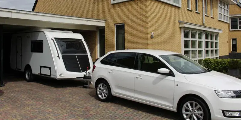 Kip Kompakt onder de carport