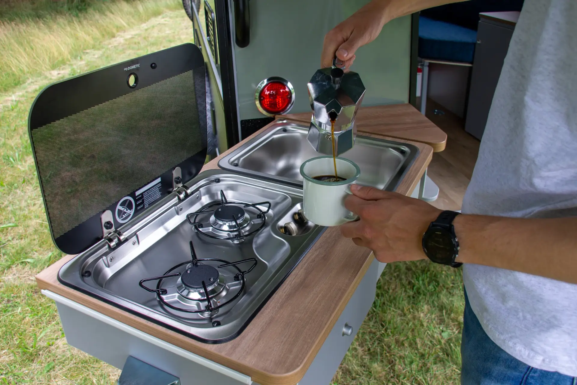 shelter-koffie_inschenken_buitenkeuken.jpg