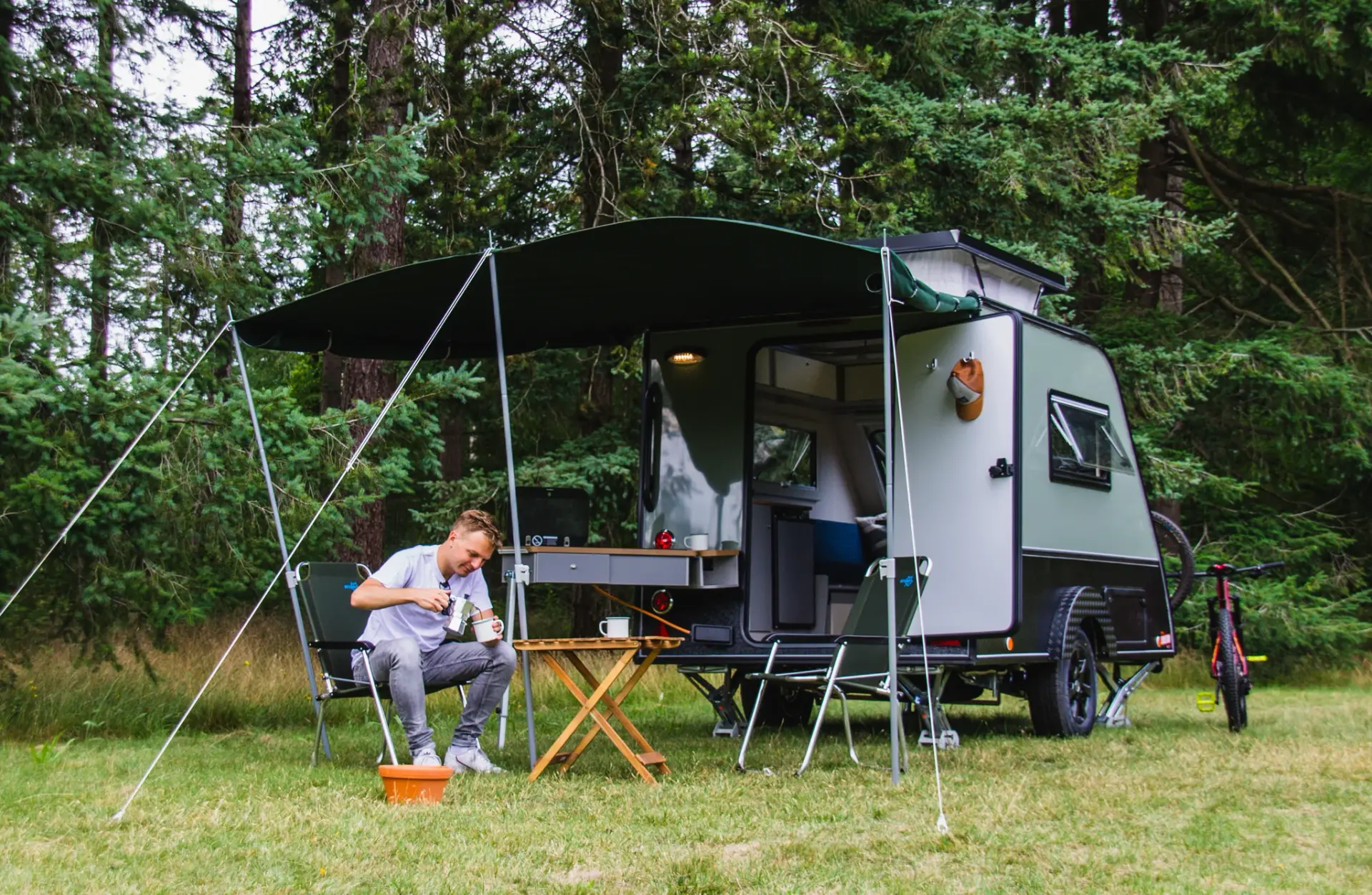 shelter_offroad-koffie_inschenken_bos.jpg