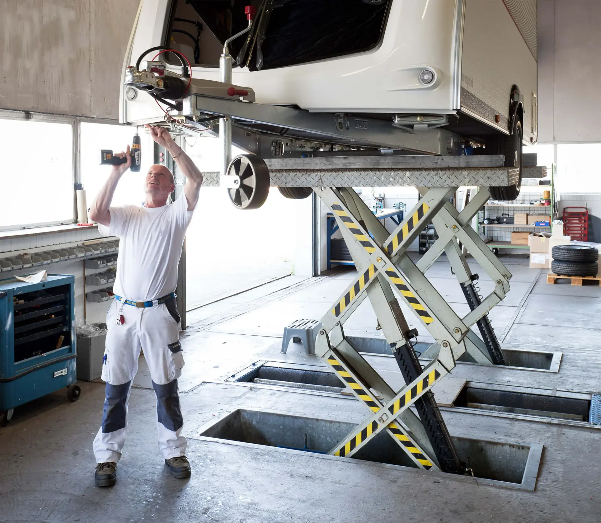 Compacte caravan in onderhoud door Kip monteur