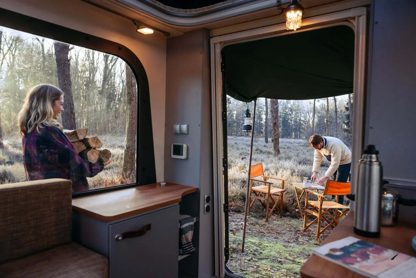 Winterkamperen caravan kampvuur maken