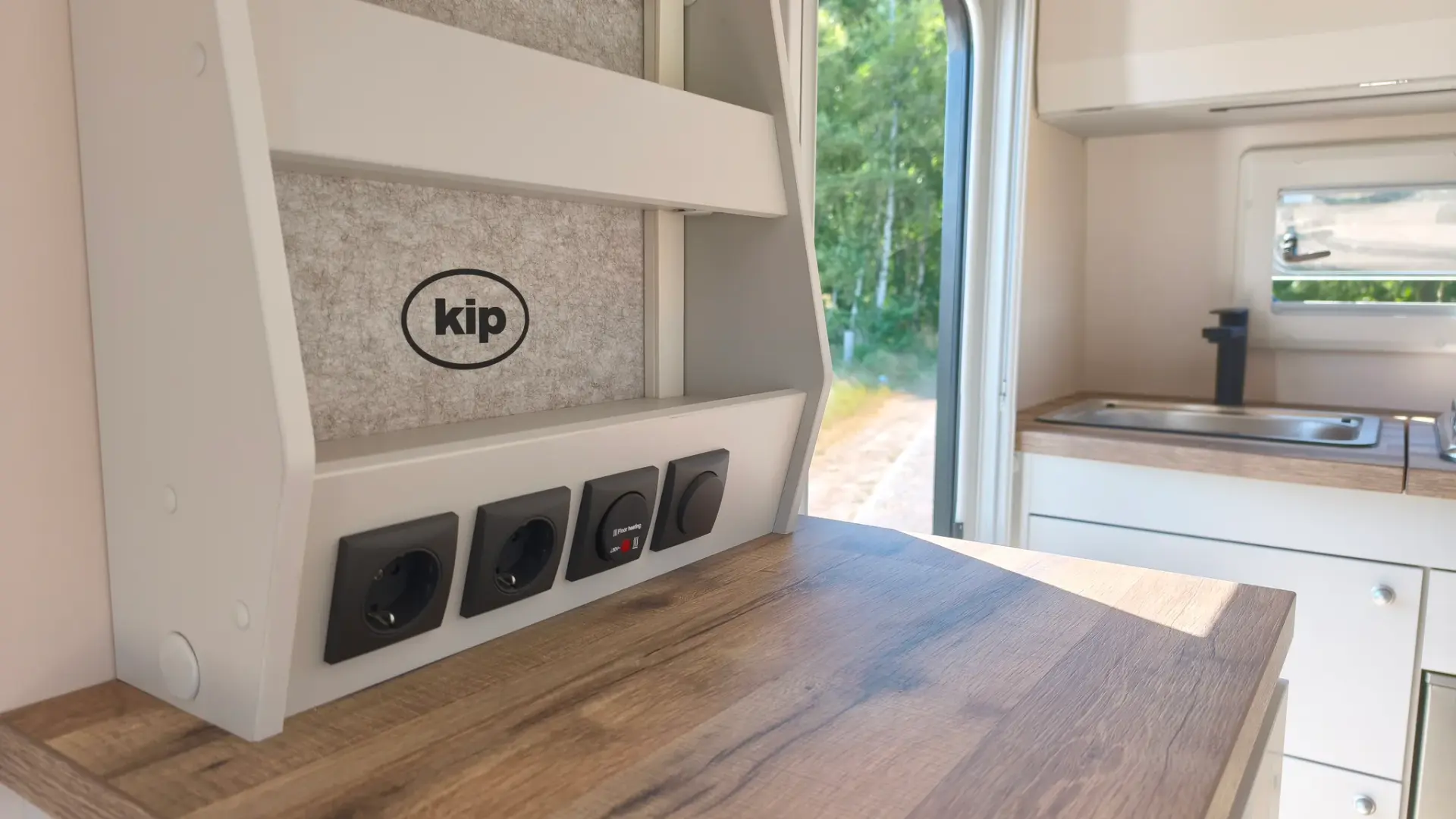 Kip interieur logo