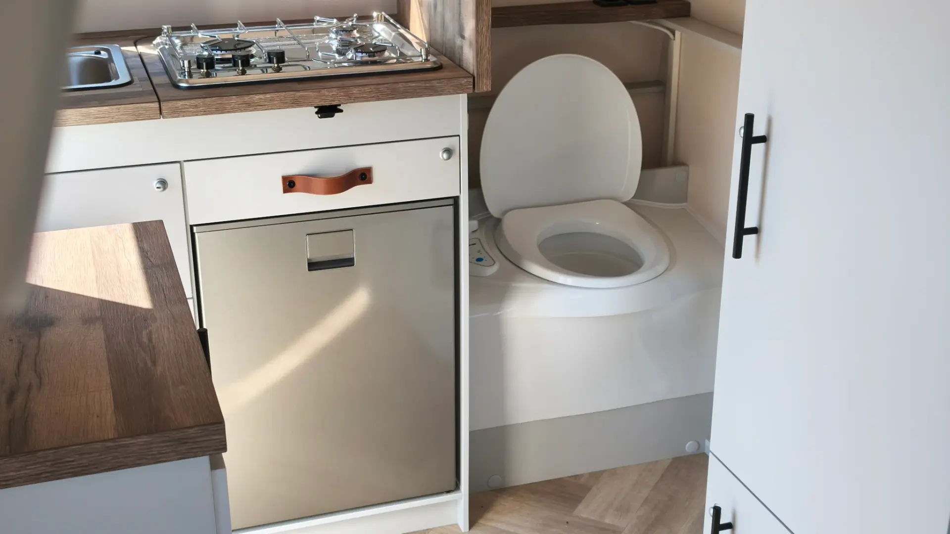 Kompakt keuken en vast toilet