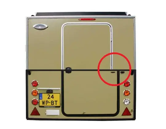 Motor caravan met extra brede deur