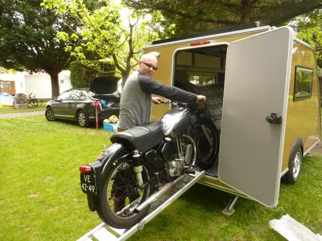 Motor caravan oldtimer in Shelter