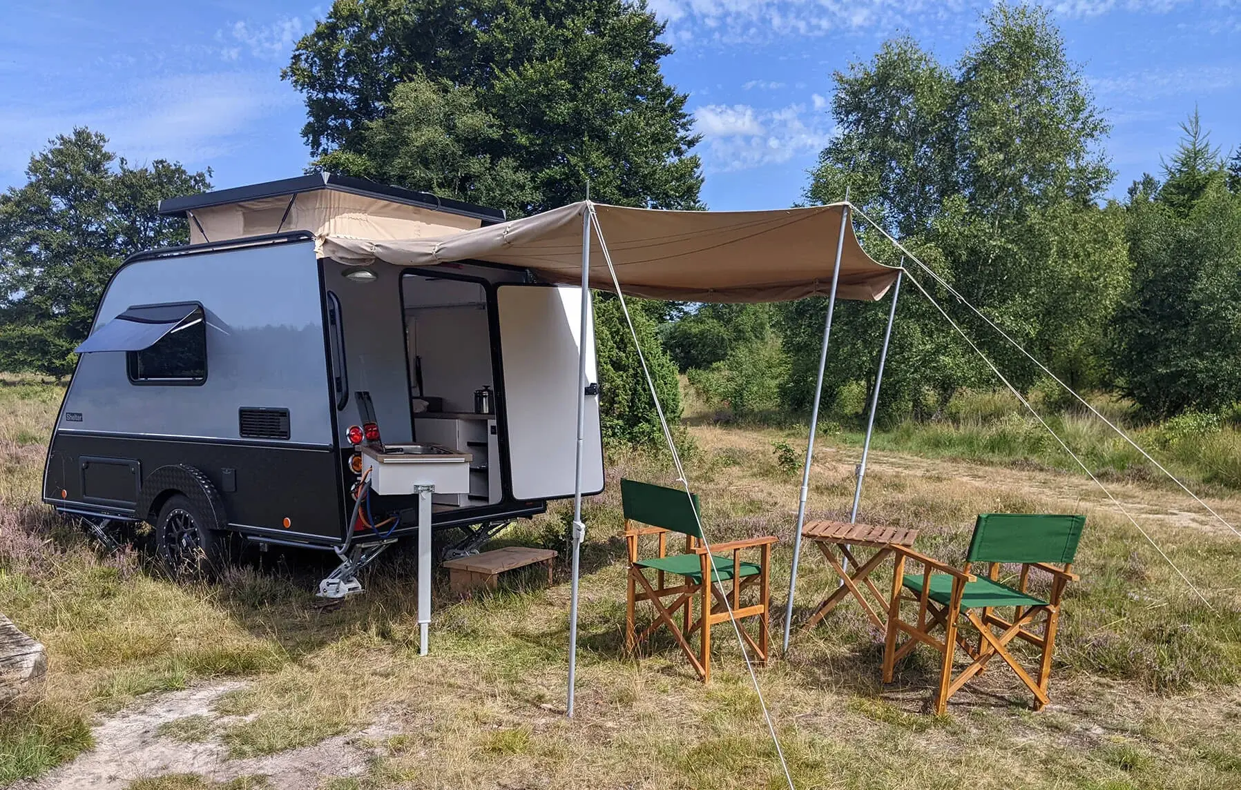 Zelfvoorzienend kamperen met een accu in je caravan