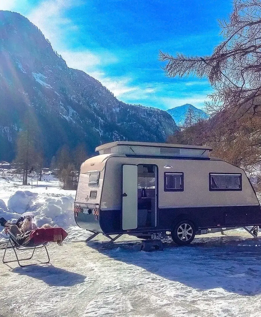 Kip Vision winterkamperen in Zwitserland