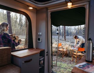 Winterkamperen caravan kampvuur maken