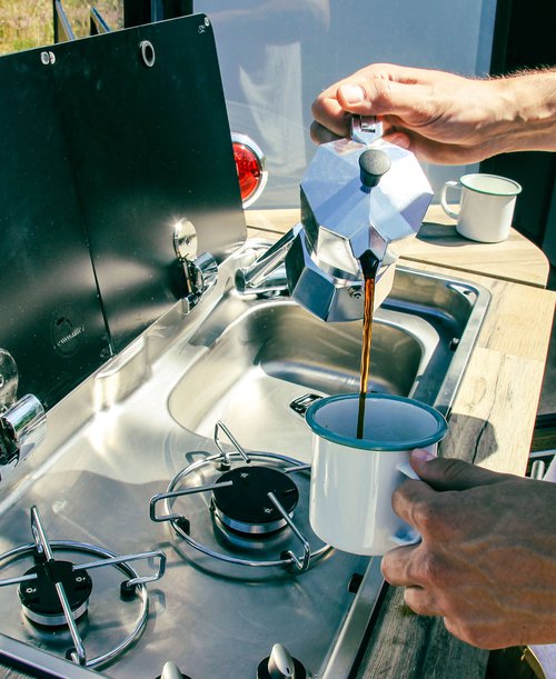 Kleine caravan met buitenkeuken