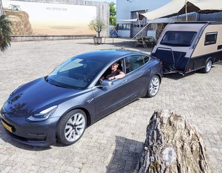 Tesla en Kip caravan